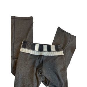 Lululemon Groove Pant heathered gray size 2 flared leg 31”

SOLD OUT ONLINE